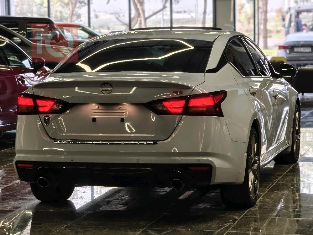 نيسان ألتيما